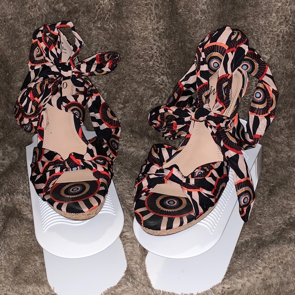 Wedge sandal.